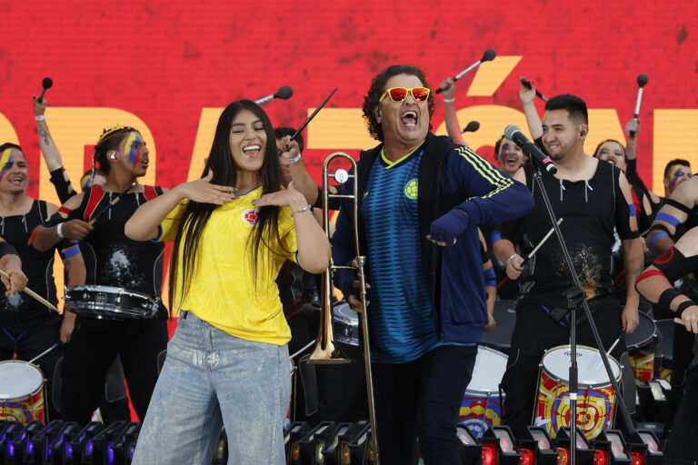 Morat y Carlos Vives ponen color a la despedida de Colombia de su público en Bogotá