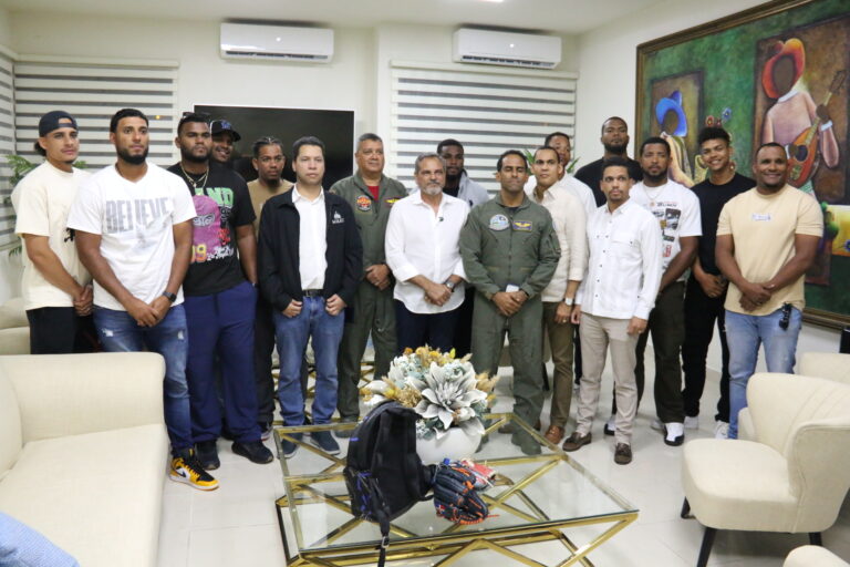 Gobierno trae al país primer grupo peloteros dominicanos varados en Venezuela