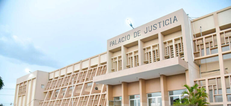 Veinte años de prisión para mujer que mató a su pareja en Montecristi