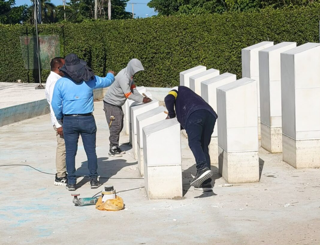 Ayuntamiento de Puerto Plata realiza jornada de mantenimiento en plazas y parques del municipio *Ayuntamiento de Puerto Plata realiza jornada de mantenimiento en plazas y parques del municipio* Puerto Plata.– El Ayuntamiento Municipal de Puerto Plata, bajo la dirección del alcalde Diomedes Roque García (Roquelito), inició una amplia jornada de limpieza, mantenimiento y embellecimiento de plazas y parques del municipio. Los trabajos comenzaron en la Plaza Hermanas Mirabal, donde brigadas municipales ejecutan labores de pintura, saneamiento, reparaciones y otras acciones orientadas al mejoramiento y conservación de estos espacios públicos. Las autoridades municipales informaron que esta iniciativa forma parte del compromiso de seguir fortaleciendo la imagen y el orden de las áreas recreativas y de esparcimiento de la ciudad. De igual forma, el alcalde Roquelito acompañará estas brigadas en el recorrido por otras importantes plazas y parques del municipio, con el objetivo de continuar desarrollando esta jornada de mantenimiento y embellecimiento urbano. Dirección de Relaciones Públicas y Comunicaciones Ayuntamiento Municipal de Puerto Plata