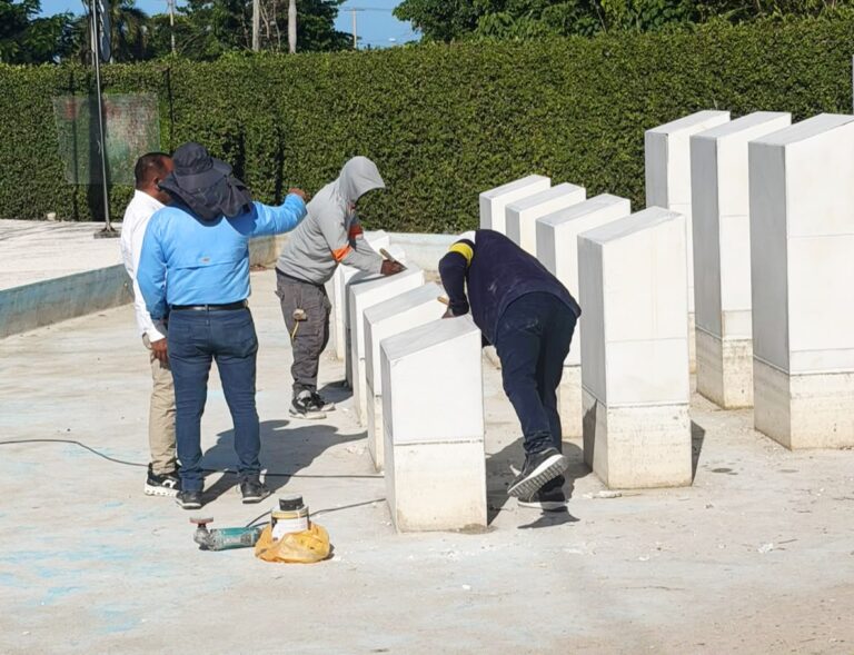*Ayuntamiento de Puerto Plata realiza jornada de mantenimiento en plazas y parques del municipio* Puerto Plata.– El Ayuntamiento Municipal de Puerto Plata, bajo la dirección del alcalde Diomedes Roque García (Roquelito), inició una amplia jornada de limpieza, mantenimiento y embellecimiento de plazas y parques del municipio. Los trabajos comenzaron en la Plaza Hermanas Mirabal, donde brigadas municipales ejecutan labores de pintura, saneamiento, reparaciones y otras acciones orientadas al mejoramiento y conservación de estos espacios públicos. Las autoridades municipales informaron que esta iniciativa forma parte del compromiso de seguir fortaleciendo la imagen y el orden de las áreas recreativas y de esparcimiento de la ciudad. De igual forma, el alcalde Roquelito acompañará estas brigadas en el recorrido por otras importantes plazas y parques del municipio, con el objetivo de continuar desarrollando esta jornada de mantenimiento y embellecimiento urbano. Dirección de Relaciones Públicas y Comunicaciones Ayuntamiento Municipal de Puerto Plata