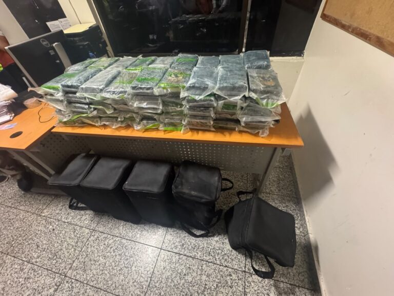 Ocupan cinco bultos con presunta cocaína en el AILA; 11 detenidos
