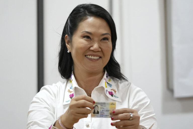 Fujimori recibe triunfo con gran responsabilidad en un Perú "prácticamente dividido"