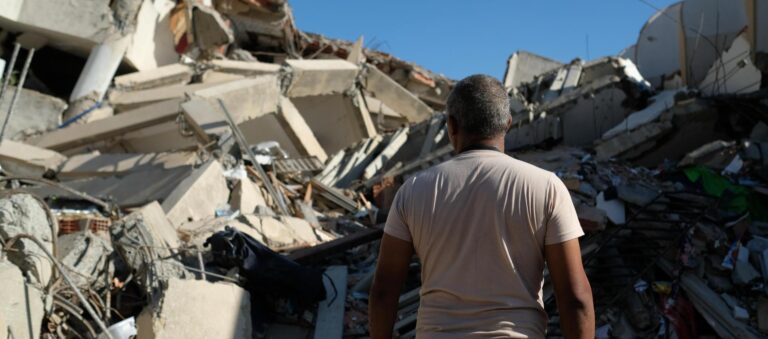 Suben a 3.685 los muertos por los terremotos en Venezuela