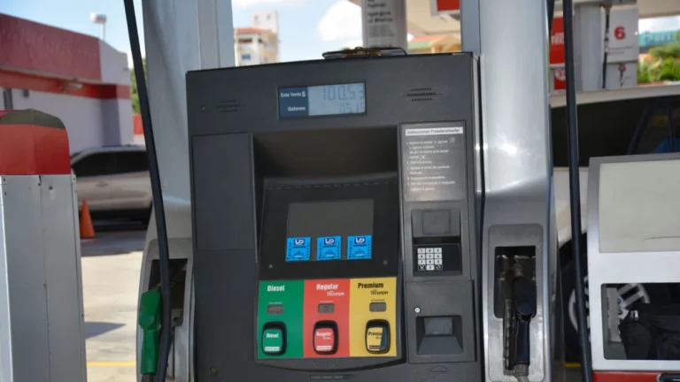 Gobierno congela los combustibles y destina RD 875.3 millones en subsidios