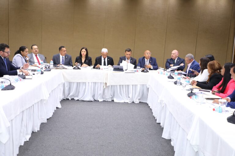 Comisión del Código Penal recesa y retomará sesión este viernes