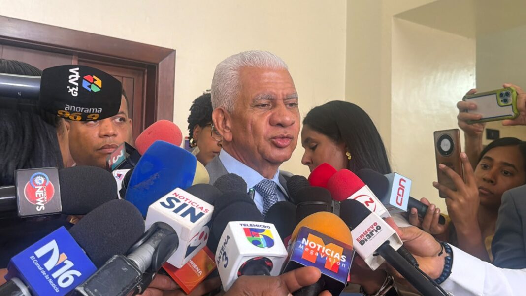 Presidente del Senado garantiza nuevo Código Penal entrará en vigencia en agosto SANTO DOMINGO (República Dominicana).- El Ministerio Público interpuso formal recurso de apelación a la sentencia de un tribunal de Puerto Plata que, aunque en un nuevo juicio declaró penalmente responsable a Wander Samuel Franco Aybar por abuso sexual y psicológico en perjuicio de una adolescente, al mismo tiempo le otorga un perdón judicial que no se ajusta a los daños causado a la víctima y a la sociedad. El recurso fue interpuesto de forma parcial contra la Sentencia Penal núm. 272-02-2026-SSEN-00149, emitida por el Tribunal Colegiado Ad Hoc del Distrito Judicial de Puerto Plata, integrado por los jueces José Ramón Núñez, quien lo presidió, Jenny Amarilis Martínez y Praire Ruiz, designados para conocer el nuevo juicio ordenado en diciembre pasado por la Corte de Apelación del Departamento Judicial de Puerto Plata. La sentencia condena a la madre de la adolescente a cumplir 10 años de prisión en el Centro de Corrección y Rehabilitación (CCR) Rafey Mujeres, de Santiago, por explotación sexual comercial y lavado de activos, decisión que no fue recurrida. La apelación fue presentada por la Procuraduría Especializada Antilavado de Activos y Financiamiento del Terrorismo y la Fiscalía de Puerto Plata, representadas por los magistrados Ramona Nova Cabrera, Kelmi Ricardo Duncan Torres, Claudio Alberto Cordero Jiménez, José Martínez Montán y Olga Diná, quienes sostienen que la decisión impugnada incurre en una incorrecta aplicación de la ley, vulnera principios fundamentales del proceso penal y resulta incompatible con la gravedad de los hechos acreditados por el propio tribunal. “Las decisiones judiciales deben mantener coherencia con los hechos probados, la calificación jurídica establecida y el marco legal aplicable. La lucha contra la explotación de menores y el lavado de activos exige respuestas compatibles con los principios de legalidad y justicia”, indicaron los representantes del Ministerio Público. En su recurso, el Ministerio Público solicita a la Corte de Apelación revocar la decisión que eximió de pena a Wander Franco, luego de que la sentencia estableciera su responsabilidad penal por violación a las disposiciones del artículo 396, literales b y c, del Código para la Protección y los Derechos Fundamentales de Niños, Niñas y Adolescentes (Ley 136-03), relativas al abuso sexual y abuso psicológico en perjuicio de una menor de edad. El Ministerio Público sostiene que la aplicación del perdón judicial a favor de Wander Samuel Franco Aybar constituye una interpretación errónea y extensiva de una figura jurídica concebida por el legislador para circunstancias excepcionales que no concurren en el presente caso. Los fiscales recurrentes argumentan que la propia sentencia estableció la responsabilidad penal del acusado por abuso sexual y abuso psicológico en perjuicio de una adolescente, por lo que la exención total de pena resulta incompatible con la naturaleza, gravedad y trascendencia social de los hechos juzgados. A juicio del órgano acusador, la decisión se aparta de los presupuestos legales que regulan el perdón judicial, debilita los fines de prevención y sanción del derecho penal y envía un mensaje contrario a la protección reforzada que el ordenamiento jurídico dominicano reconoce a los niños, niñas y adolescentes.