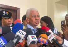 Presidente del Senado garantiza nuevo Código Penal entrará en vigencia en agosto SANTO DOMINGO (República Dominicana).- El Ministerio Público interpuso formal recurso de apelación a la sentencia de un tribunal de Puerto Plata que, aunque en un nuevo juicio declaró penalmente responsable a Wander Samuel Franco Aybar por abuso sexual y psicológico en perjuicio de una adolescente, al mismo tiempo le otorga un perdón judicial que no se ajusta a los daños causado a la víctima y a la sociedad. El recurso fue interpuesto de forma parcial contra la Sentencia Penal núm. 272-02-2026-SSEN-00149, emitida por el Tribunal Colegiado Ad Hoc del Distrito Judicial de Puerto Plata, integrado por los jueces José Ramón Núñez, quien lo presidió, Jenny Amarilis Martínez y Praire Ruiz, designados para conocer el nuevo juicio ordenado en diciembre pasado por la Corte de Apelación del Departamento Judicial de Puerto Plata. La sentencia condena a la madre de la adolescente a cumplir 10 años de prisión en el Centro de Corrección y Rehabilitación (CCR) Rafey Mujeres, de Santiago, por explotación sexual comercial y lavado de activos, decisión que no fue recurrida. La apelación fue presentada por la Procuraduría Especializada Antilavado de Activos y Financiamiento del Terrorismo y la Fiscalía de Puerto Plata, representadas por los magistrados Ramona Nova Cabrera, Kelmi Ricardo Duncan Torres, Claudio Alberto Cordero Jiménez, José Martínez Montán y Olga Diná, quienes sostienen que la decisión impugnada incurre en una incorrecta aplicación de la ley, vulnera principios fundamentales del proceso penal y resulta incompatible con la gravedad de los hechos acreditados por el propio tribunal. “Las decisiones judiciales deben mantener coherencia con los hechos probados, la calificación jurídica establecida y el marco legal aplicable. La lucha contra la explotación de menores y el lavado de activos exige respuestas compatibles con los principios de legalidad y justicia”, indicaron los representantes del Ministerio Público. En su recurso, el Ministerio Público solicita a la Corte de Apelación revocar la decisión que eximió de pena a Wander Franco, luego de que la sentencia estableciera su responsabilidad penal por violación a las disposiciones del artículo 396, literales b y c, del Código para la Protección y los Derechos Fundamentales de Niños, Niñas y Adolescentes (Ley 136-03), relativas al abuso sexual y abuso psicológico en perjuicio de una menor de edad. El Ministerio Público sostiene que la aplicación del perdón judicial a favor de Wander Samuel Franco Aybar constituye una interpretación errónea y extensiva de una figura jurídica concebida por el legislador para circunstancias excepcionales que no concurren en el presente caso. Los fiscales recurrentes argumentan que la propia sentencia estableció la responsabilidad penal del acusado por abuso sexual y abuso psicológico en perjuicio de una adolescente, por lo que la exención total de pena resulta incompatible con la naturaleza, gravedad y trascendencia social de los hechos juzgados. A juicio del órgano acusador, la decisión se aparta de los presupuestos legales que regulan el perdón judicial, debilita los fines de prevención y sanción del derecho penal y envía un mensaje contrario a la protección reforzada que el ordenamiento jurídico dominicano reconoce a los niños, niñas y adolescentes.