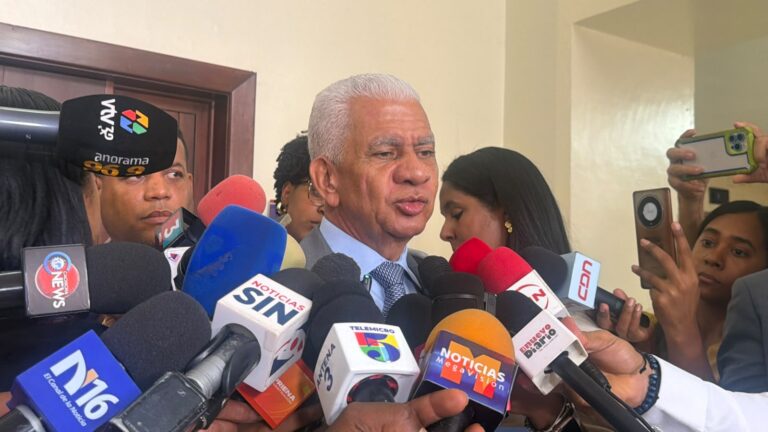 SANTO DOMINGO (República Dominicana).- El Ministerio Público interpuso formal recurso de apelación a la sentencia de un tribunal de Puerto Plata que, aunque en un nuevo juicio declaró penalmente responsable a Wander Samuel Franco Aybar por abuso sexual y psicológico en perjuicio de una adolescente, al mismo tiempo le otorga un perdón judicial que no se ajusta a los daños causado a la víctima y a la sociedad. El recurso fue interpuesto de forma parcial contra la Sentencia Penal núm. 272-02-2026-SSEN-00149, emitida por el Tribunal Colegiado Ad Hoc del Distrito Judicial de Puerto Plata, integrado por los jueces José Ramón Núñez, quien lo presidió, Jenny Amarilis Martínez y Praire Ruiz, designados para conocer el nuevo juicio ordenado en diciembre pasado por la Corte de Apelación del Departamento Judicial de Puerto Plata. La sentencia condena a la madre de la adolescente a cumplir 10 años de prisión en el Centro de Corrección y Rehabilitación (CCR) Rafey Mujeres, de Santiago, por explotación sexual comercial y lavado de activos, decisión que no fue recurrida. La apelación fue presentada por la Procuraduría Especializada Antilavado de Activos y Financiamiento del Terrorismo y la Fiscalía de Puerto Plata, representadas por los magistrados Ramona Nova Cabrera, Kelmi Ricardo Duncan Torres, Claudio Alberto Cordero Jiménez, José Martínez Montán y Olga Diná, quienes sostienen que la decisión impugnada incurre en una incorrecta aplicación de la ley, vulnera principios fundamentales del proceso penal y resulta incompatible con la gravedad de los hechos acreditados por el propio tribunal. “Las decisiones judiciales deben mantener coherencia con los hechos probados, la calificación jurídica establecida y el marco legal aplicable. La lucha contra la explotación de menores y el lavado de activos exige respuestas compatibles con los principios de legalidad y justicia”, indicaron los representantes del Ministerio Público. En su recurso, el Ministerio Público solicita a la Corte de Apelación revocar la decisión que eximió de pena a Wander Franco, luego de que la sentencia estableciera su responsabilidad penal por violación a las disposiciones del artículo 396, literales b y c, del Código para la Protección y los Derechos Fundamentales de Niños, Niñas y Adolescentes (Ley 136-03), relativas al abuso sexual y abuso psicológico en perjuicio de una menor de edad. El Ministerio Público sostiene que la aplicación del perdón judicial a favor de Wander Samuel Franco Aybar constituye una interpretación errónea y extensiva de una figura jurídica concebida por el legislador para circunstancias excepcionales que no concurren en el presente caso. Los fiscales recurrentes argumentan que la propia sentencia estableció la responsabilidad penal del acusado por abuso sexual y abuso psicológico en perjuicio de una adolescente, por lo que la exención total de pena resulta incompatible con la naturaleza, gravedad y trascendencia social de los hechos juzgados. A juicio del órgano acusador, la decisión se aparta de los presupuestos legales que regulan el perdón judicial, debilita los fines de prevención y sanción del derecho penal y envía un mensaje contrario a la protección reforzada que el ordenamiento jurídico dominicano reconoce a los niños, niñas y adolescentes.