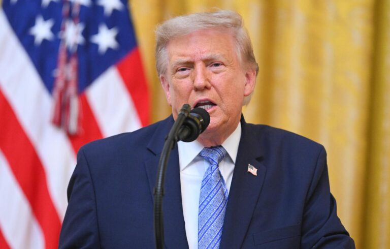 Trump pone en duda la integridad del sistema electoral y denuncia interferencias de China