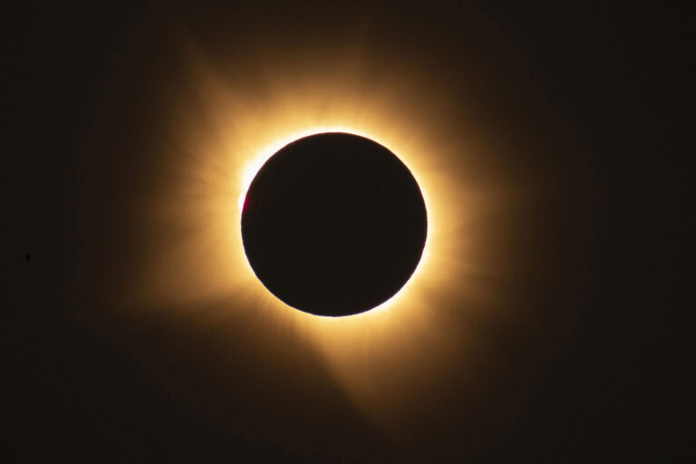 Un eclipse barre Norteamérica y Europa antes de triunfar con su totalidad en España
