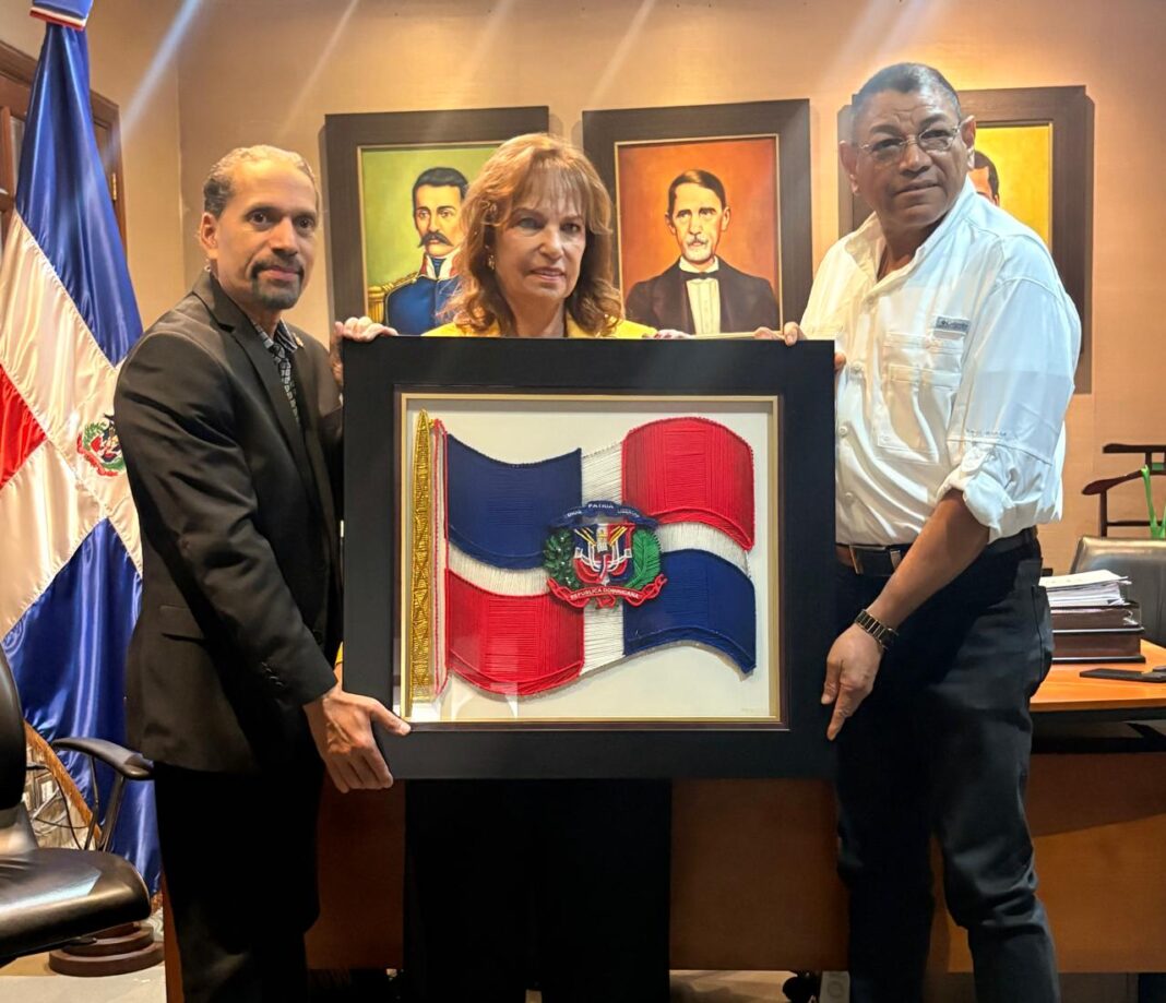Efemérides Patrias dona al PRD colección de obras de Bosch y símbolos patrios Efemérides Patrias dona al PRD colección de obras de Bosch y símbolos patrios
