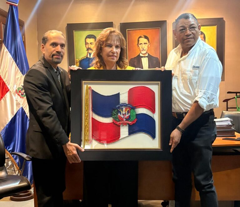 Efemérides Patrias dona al PRD colección de obras de Bosch y símbolos patrios
