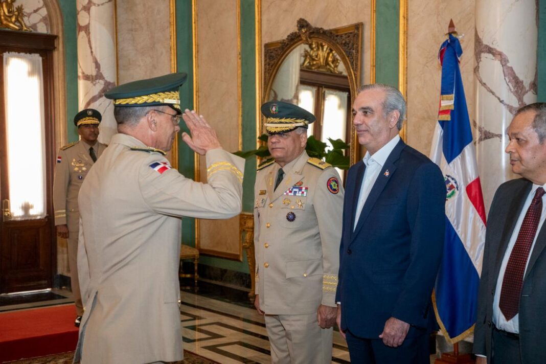 Presidente Abinader juramenta a nuevos jefes del Ejército, la Fuerza Aérea y la Policía Presidente Abinader juramenta a nuevos jefes del Ejército, la Fuerza Aérea y la Policía