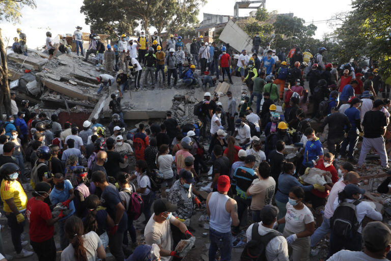 Al menos 132 muertos y 570 heridos deja el terremoto de magnitud 7,4 en Colombia
