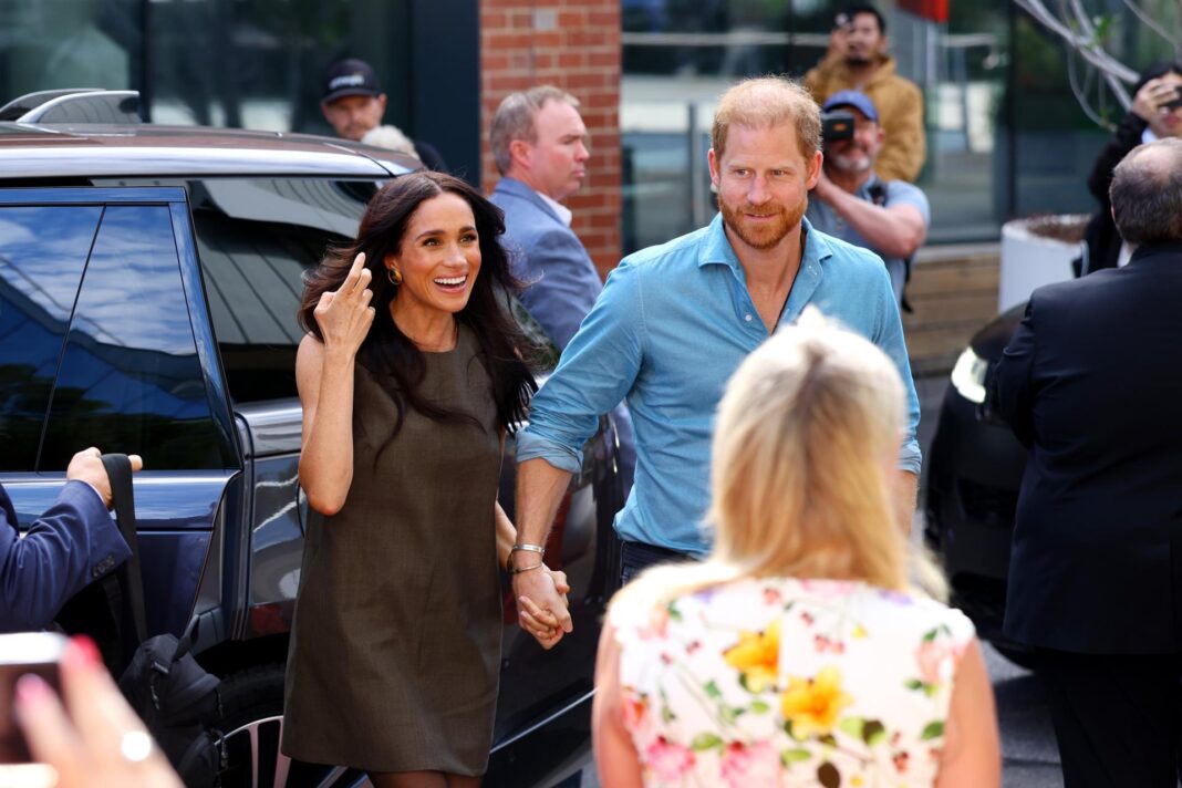 El rey Carlos III afirma que su hijo Enrique y Meghan siguen fuera de la familia real El rey Carlos III afirma que su hijo Enrique y Meghan siguen fuera de la familia real