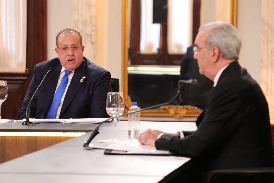 Gobierno proyecta mantener déficit fiscal por debajo del 4 % del PIB
