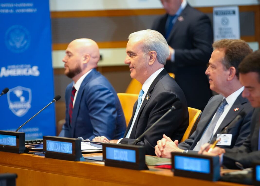 Abinader participa junto a otros mandatarios de la región en encuentro de la iniciativa Escudo de las Américas encabezado por el presidente de EE. UU., Donald Trump Mañana, el mandatario dominicano hablará después del mediodía ante la Asamblea General de la ONU y en la noche recibirá la Gold Insigne de Americas Society, convirtiéndose en el primer jefe de Estado dominicano en recibir la distinción Nueva York.– El presidente Luis Abinader participó este martes, en un encuentro de la iniciativa Escudo de las Américas, encabezado por el presidente de los Estados Unidos, Donald Trump, y otros mandatarios y representantes de países del hemisferio, desarrollado en el marco de la agenda internacional que cumple en Nueva York con motivo del 81.º período de sesiones de la Asamblea General de las Naciones Unidas. Previo al inicio del encuentro, en un ambiente distendido, el presidente Abinader compartió con varios mandatarios de la región, entre ellos los presidentes José Antonio Kast, de Chile; Santiago Peña, de Paraguay; Daniel Noboa, de Ecuador; Javier Milei, de Argentina; de Bolivia, Rodrigo Paz y Keiko Fujimori, de Perú. Durante esos minutos previos, los mandatarios conversaron de manera informal, intercambiaron saludos y aprovecharon el momento para compartir y tomarse fotografías antes de iniciar formalmente el encuentro. La iniciativa, impulsada por el presidente Trump, reúne a países de la región con el propósito de fortalecer la coordinación y cooperación para enfrentar el narcotráfico, los carteles y otras manifestaciones del crimen organizado transnacional que afectan la seguridad del hemisferio. Los países miembros del Escudo de las Américas son: Estados Unidos de America, Argentina, Bolivia, Chile, Costa Rica, República Dominicana, Ecuador, El Salvador, Guyana, Honduras, Panamá, Paraguay, y Trinidad y Tobago. La participación del presidente Abinader, quien estuvo acompañado del canciller Víctor -Ito- Bisonó, da continuidad a la presencia de la República Dominicana en este mecanismo regional. El mandatario dominicano participó en marzo pasado en la cumbre de Escudo de las Américas celebrada en Miami, junto a otros jefes de Estado del hemisferio occidental. En aquella ocasión, Abinader participó junto a otros mandatarios en la firma de una proclamación vinculada a la creación de una coalición regional para combatir los carteles del narcotráfico. El encuentro de este martes forma parte de la agenda internacional que desarrolla el jefe de Estado dominicano en Nueva York, que incluye reuniones bilaterales y encuentros de alto nivel vinculados con la cooperación, el comercio, la inversión, el desarrollo y otros temas estratégicos de interés para la República Dominicana. Abinader hablará mañana ante la Asamblea General de la ONU El presidente Abinader pronunciará este miércoles 23 de septiembre, después del mediodía, su alocución ante el 81.º período de sesiones de la Asamblea General de las Naciones Unidas, uno de los puntos centrales de su agenda internacional en Nueva York. En horas de la noche, el mandatario será distinguido con la Gold Insigne de Americas Society, el más alto reconocimiento que concede esa organización a jefes de Estado democráticamente elegidos, convirtiéndose en el primer mandatario dominicano en recibir esta distinción.
